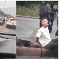 Así quedó el poste, tendido en todo el separado de ambos carriles de la autopista Norte; a la derecha el conductor involucrado. FOTO Denuncias Antioquia.