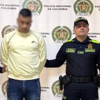 En la imagen, el hombre capturado por violencia intrafamiliar agravada quien figuraba en la lista de los más buscados por este delito en el Valle de Aburrá. FOTO Policía. 