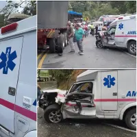 Aspecto de la ambulancia y la tractomula que colisionaron en la vía entre Medellín y Santa Rosa de Osos este lunes festivo. FOTOS: Cortesía