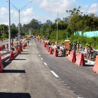 Si bien hay obras complementarias en ejecución en el puente sobre el río Negro, el paso vehicular ya fue habilitado. FOTO Alcaldía de Rionegro.