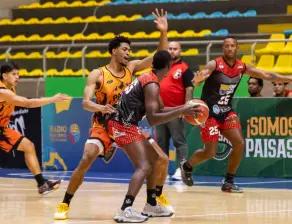 Paisas logró dos importantes victorias en el Iván de Bedout ante Motilones. Andrés Millán (uniforme naranja) es una de las nuevas incorporaciones del equipo antioqueño. FOTO CAMILO SUÁREZ 