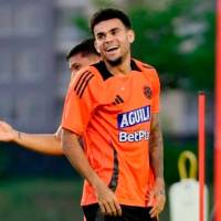 Luis Díaz quien estará ausente ante Perú por acumulación de amarillas, fue uno de los que más disfrutó con el banderazo de los hinchas en Barranquilla. FOTO FCF