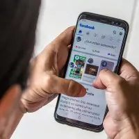  Meta eliminó el año pasado más de 100 millones de páginas falsas y 23 millones de perfiles que suplantaban la identidad de grandes productores de contenido. FOTO: El Colombiano