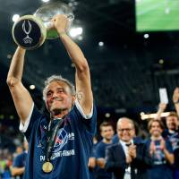 Luis Enrique levantando la Supercopa de Europa en Salzburgo, Austria. Es la tercera ocasión en que el español logra el título, tras las ediciones de 2015 (FC Barcelona) y 2025 (Paris Saint-Germain). FOTO GETTY 