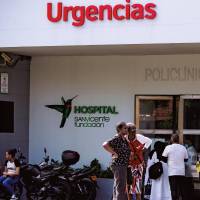 Entrada del servicio de urgencias del Hospital San Vicente Fundación en Medellín, una de las instituciones en las que la sobreocupación hace parte del panorama diario durante los últimos años. FOTO Julio César Herrera