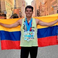 Martín al cumplir con la Maratón de Nueva York celebró con su familia y la bandera tricolor la hazaña de los 7-1, siete maratones en un año. FOTO CORTESÍA 