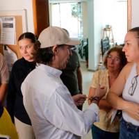 El alcalde realizó un recorrido visitando casas de Carlos E. Restrepo y El Poblado, que fueron los barrios más afectados. FOTO: CAMILO SUÁREZ