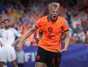 El defensa Jan Paul van Hecke marcó el tercer tanto de Países Bajos en la victoria 3-1 ante Túnez que los confirmó como primeros del Grupo F. FOTO TOMADA X@FIFA