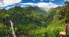 A pocos kilómetros, en Costa Rica hay desiertos, cataratas imponentes y playas como Sámana, con el agua clara y el oleaje suave. FOTO: Getty