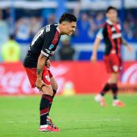 Este es el momento en el que Juan Fernando Quintero se toma la parte posterior de su pierna derecha, molestia que lo llevó a pedir el cambio y salió lesionado. FOTO: GETTY.