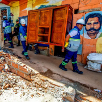 Funcionarios de la Alcaldía de Medellín ayudaron a sacar las pertenencias de los habitantes, a bodegas o casas donde se albergaron. Foto: Julio César Herrera.