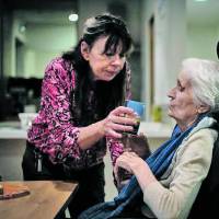 Las mujeres que sostienen el peso del cuidado diariamente pueden pasar hasta sus 24 horas al día dedicadas a esta labor, dificultando o imposibilitando el desarrollo de sus proyectos de vida. Foto ilustrativa: GETTY.