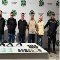 Jhon Edinson Chala Torrejano, alias ‘Víctor Chalá’, presunto responsable del asesinato del periodista Mateo Pérez Rueda en Briceño, fue capturado en el peaje de Flandes, Tolima, junto a cinco personas más. FOTO: MinDefensa.