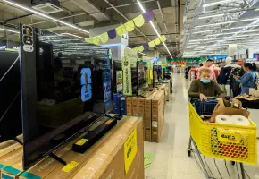 Las ventas de vehículos, motocicletas y productos tecnológicos impulsaron el crecimiento del comercio colombiano durante abril de 2026, según la Encuesta Mensual de Comercio del Dane. FOTO Camilo Suárez