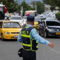 En Medellín, más de 150 agentes de tránsito fueron distribuidos en corredores como el Túnel de Oriente, las autopistas Norte y Sur y las conexiones hacia Occidente. Foto: Manuel Saldarriaga