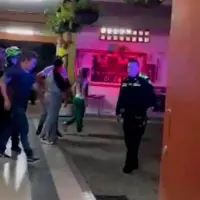 Así fue cómo se produjo la evacuación del docente de la Institución Educativo Lucrecio Jaramillo Vélez el 5 de mayo de 2023, luego de ser señalado de cometer abuso sexual en contra de sus estudiantes. FOTO: CORTESÍA
