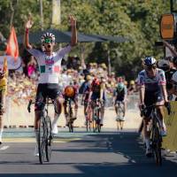 Isaac del Toro, de 22 años y arropado por su líder Tadej Pogacar, logró este domingo su triunfo 30 como ciclista profesional. FOTO X-TOUR DE FRANCIA