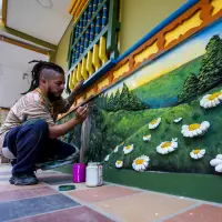 Nidgan Suárez tiene 35 años y es artista empírico, pero ha “bebido” de la tradición local y ha hecho talleres de escultura. FOTO Julio César Herrera.