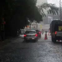 Equipos de emergencia atienden deslizamientos en San Antonio de Prado tras intensas lluvias y caída de granizo. FOTO EL COLOMBIANO. 