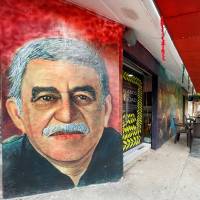 Turistas recorren las calles de Aracataca, inspiradas en el universo de Cien años de soledad, con murales y referencias a la obra de Gabriel García Márquez. FOTOS Colprensa