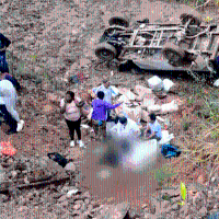 Los bomberos extrajeron el cuerpo de la mujer fallecida y trasladaron al hospital municipal a los heridos. FOTO: CORTESÍA