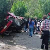 Bus volcado en zona rural de Barbosa, en la vía entre este municipio y el Hatillo. FOTO: REDES SOCIALES