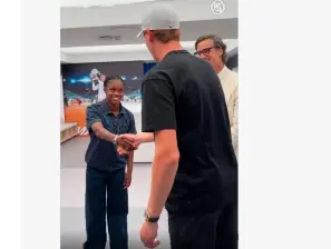 La colombiana Linda Caicedo fue la única del equipo femenino del Real Madrid que hizo parte de la delegación merengue que recibió a los tenistas Iga Świątek, Jannik Sinner y Rafael Nadal en el Santigao Bernabéu. FOTO PANTALLAZO 