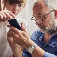 La falta de habilidades digitales en personas mayores incrementa la dependencia de terceros al realizar trámites de todo tipo. FOTO Getty
