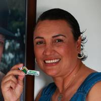 Nury Alejandra Mejía Arango pudo completar el dinero para su casa nueva gracias a la Gobernación de Antioquia; su padre Jairo Antonio Mejía, fallecido, fue quien le dejó el plante. FOTO Manuel Saldarriaga