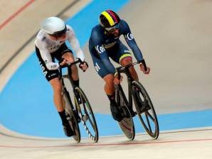 Fernando Gaviria de uniforme oscuro en acción en la prueba de omnium de los Juegos Olímpicos de París. FOTO CORTESÍA COC