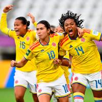 María Fernanda Viáfara celebra con sus compañeras, marcó de penal en la victoria de Colombia 3-1 ante Costa Rica en el Mundial Sub 20 en Polonia. FOTO GETTY