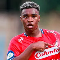 John Edwin Montaño, jugador del DIM y su gesto de amor a la divisa roja. FOTO MANUEL SALDARRIAGA