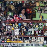 Gloria Elcy empezó a comprar y coleccionar antigüedades hace 2 años. El primer artículo que colgó en su balcón fue una greca que compró en el Parque Bolívar. FOTO Julio César Herrera. 