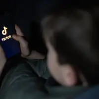 TikTok se encuentra bajo la lupa de las autoridades francesas que acusan a la plataforma de fomentar contenidos peligrosos para la salud mental de los jóvenes y niños. FOTO: Getty 