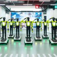 Los robots operan en sectores turísticos y comerciales de alta congestión. FOTO X @XH_Lee23