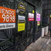 La crisis responde a la drástica reducción de turistas, pérdidas de hasta 90 % en ventas, incrementos en costos de arriendo (hasta $42 millones) y operativos policiales continuos que, según comerciantes, ahuyentan a cientos de clientes. FOTO Manuel Saldarriaga. 