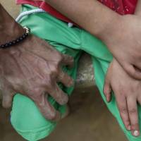 La menor de edad fue abordada por un hombre de 62 años cuando se desplazaba hacia su colegio. Imagen dramatizada para ilustrar el abuso sexual hacia los niños. FOTO: Manuel Saldarriaga Quintero