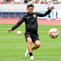 Miura, de 56 años, aún juega fútbol profesional 