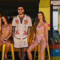 Ryan Castro posa con una de las camisas tejidas que tendrá esta colección AWAA que hizo al lado de Agua Bendita. FOTO Cortesía