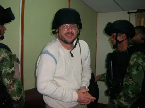 Este fue el momento del traslado de Carlos Jiménez (“Macaco”) a una fragata de la Armada, en 2007. FOTO: COLPRENSA.