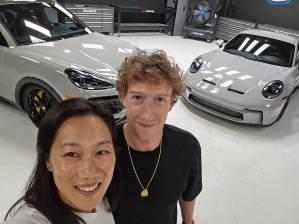 Mark Zukcerberg con su esposa Priscilla Chan, al ser sorprendida con el regalo que tenía para ella. FOTO: Instagram @zuck