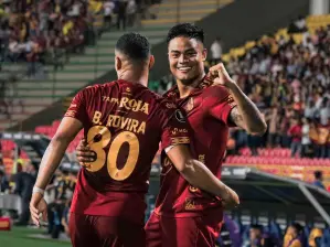Luis Chino Sandoval celebra con Brayan Rovira el gol que marcó ante Coquimbo en la victoria del Deportes Tolima 3-0 en el Manuel Murillo Toro. FOTO TOMADA X@cdtolima
