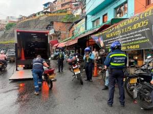 El operativo terminó con el desmonte de las carpas, pero también con motos y vehículos inmovilizados. FOTOS: Cortesía Alcaldía de Medellín