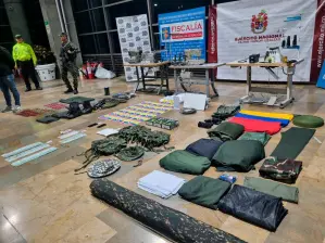 Según las autoridades, este es el material que encontraron en la casa donde hicieron el allanamiento en la comuna 3. FOTOS Tomadas de cuenta X @AndresJRendonC