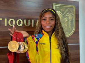 La antioqueña KarenTatiana Palomeque con las medallas de oro y bronce logradas en los Juegos Paralímpicos de París. FOTO CORTESÍA GOBERNACIÓN DE ANTIOQUIA 