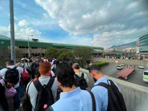En la estación Niquía se presentan largas filas para acceder al sistema. FOTO Cortesía Denuncias Antioquia