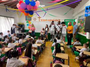Los jugadores del quinteto de baloncesto, Cafeteros visitan los colegios de Rionegro y sus alrededores para compartir con los niños su experiencia. FOTOS CORTESÍA CAFETEROS
