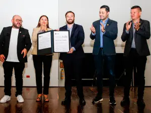 De izquierda a derecha: Andrés Rodríguez, Leticia Orrego, Agustín Laje, Sebastián López y Brisvani Arenas. FOTO Tomada de @elarmadilloco
