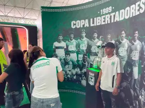 Los hinchas verdes viven su fiesta en los alrededores del estadio Atanasio Girardot antes del duelo entre Nacional y Águilas, por la fecha 19 de la Liga Betplay-2. FOTO MANUEL SALDARRIAGA