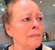 EN VIDEO: Señora rompe en llanto porque su hija la dejó botada en un aeropuerto